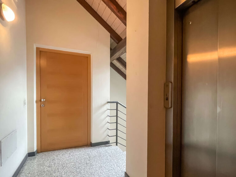 Eingang im Obergeschoss (im 4. Stock), Wohnung in Lana bei Meran, Südtirol