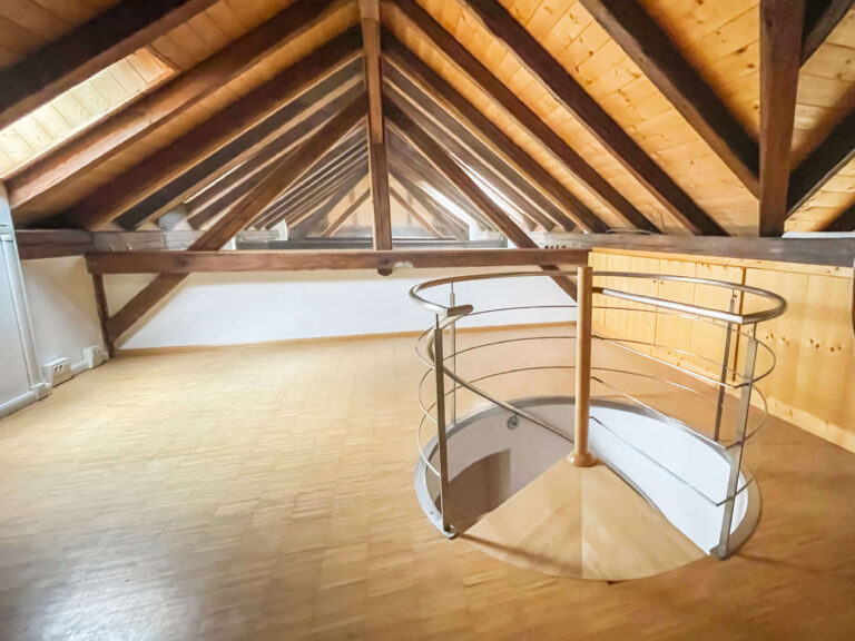 Wendeltreppe ins Obergeschoss der Wohnung (im 4. Stock des Hauses), Wohnung in Lana bei Meran in Südtirol