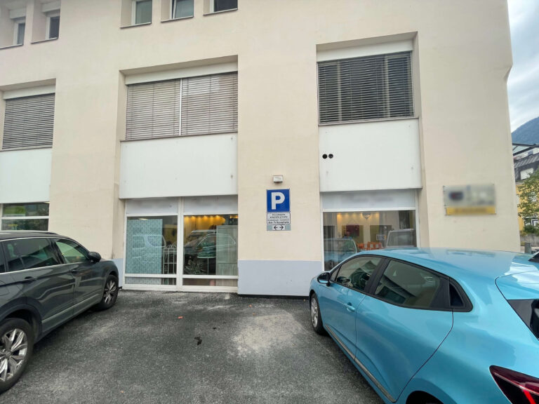 Parkplatz direkt vor dem Haus, Wohnung in Lana bei Meran in Südtirol